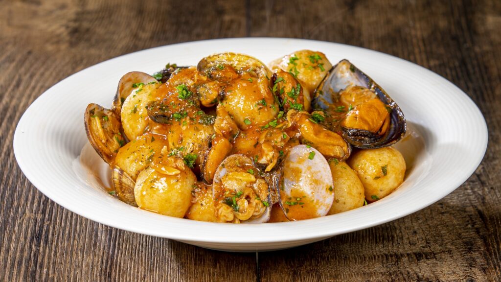 Ricette di Luca Pappagallo: gnocchi di pane con cozze e vongole