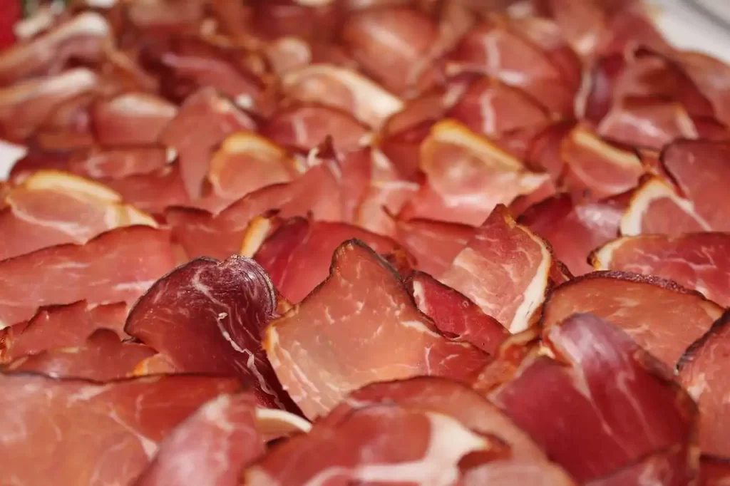 Il prosciutto crudo è un insaccato? Ecco la risposta