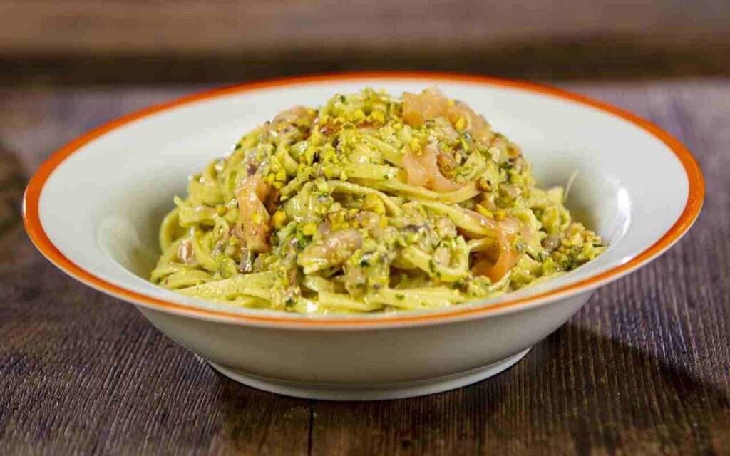 In cucina con Luca Pappagallo: pasta al pesto di pistacchi e salmone