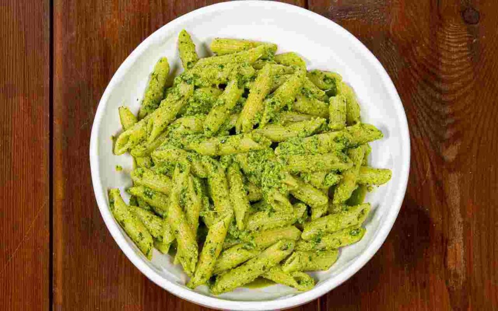 In cucina con Luca Pappagallo: pasta con pesto di prezzemolo